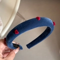 Primer plano de diadema de terciopelo azul con corazones rojos 3D y etiqueta de marca - Corazón Flocado (FD90695) / Azul