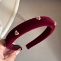 Primer plano de la diadema de terciopelo rojo oscuro con corazones flocados en beige - Corazón Flocado (FD90695) / Rojo