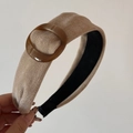 Dettaglio cerchietto in velluto a coste beige con fibbia in resina e fodera antiscivolo - Fascia Larga Fibbia Ferro di Cavallo - Albicocca