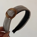 Dettaglio del cerchietto in velluto a coste grigio con fibbia in resina ambrata - Fascia Larga Fibbia Ferro di Cavallo - Grigio
