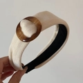 Dettaglio di cerchietto in maglia crema con fibbia a ferro di cavallo in resina tartarugata - Fascia Larga Fibbia Ferro di Cavallo - Bianco Sporco