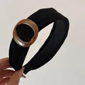 Dettaglio cerchietto in maglia nera con anello in resina a guscio di tartaruga ambra - Fascia Larga Fibbia Ferro di Cavallo - Nero