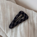 Detail der dunklen Karo-Stoffmuster auf einer dreieckigen geometrischen Haarspange - Dreieck BB Clip / Dunkles Plaid Dreieck BB-Schwarzgrau