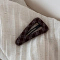 Makroaufnahme von Retro-Dunkelkaro-Wollstoff auf einer Dreieck-BB-Haarklammer auf Leinen - Dreieck BB Clip / Dunkles Plaid Dreieck BB-Kaffee