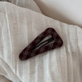 Nahaufnahme der Retro-Haarspange mit rot-grauem Karomuster und hochwertigem BB-Clip - Dreieck BB Clip / Dunkles Plaid Dreieck BB-Rot