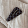 Detailaufnahme der Vintage-Haarklammer mit dunkel-kariertem Muster auf beigem Stoff - Dreieck BB Clip / Dunkles Plaid Dreieck BB-Blau Kaffee