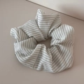 Vue détaillée du chouchou en tissu crème avec des motifs de rayures noires - Chouchou Rayé - Blanc