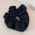 Gros plan du chouchou noir à rayures avec texture détaillée et structure élastique - Chouchou Rayé - Bleu Marine