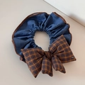 Vue détaillée du chouchou en denim bleu vintage avec un nœud à carreaux marron élégant - Denim Café Écossais-Chouchou Bleu Nœud Café