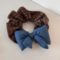 Vue détaillée du chouchou nœud 3D en denim bleu et motif à carreaux marron poli - Denim Café Écossais-Chouchou Café Nœud Bleu