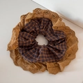 Détail de dentelle brodée jaune et tissu à carreaux bleus sur chouchou vintage - Denim Café Écossais-Chouchou Dentelle Café