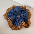 Détail d'un chouchou vintage en denim bleu avec bordure en dentelle caramel élégante - Denim Café Écossais-Chouchou Dentelle Bleu
