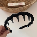 Vista de detalle de la diadema de pana negra con dientes internos antideslizantes - Negro