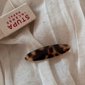 Macro shot of vintage tortoiseshell acetate oval hair clip on a natural linen surface - Gold Label Acetate Oval Clip / Tortoiseshell