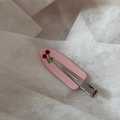 Dettaglio di un fermaglio per capelli rosa con ciliegie rosse 3D e foglie verdi - Rosa