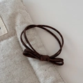 Dettaglio di elastico per capelli leopardato marrone scuro con doppia corda e fiocco - Elastico leopardato - Stile a doppio nodo