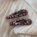 Dettaglio di fermagli BB a goccia con tessuto leopardato rosa e base in metallo nero - Leopardo Rosa Goccia d'Acqua