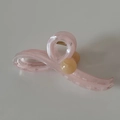 Dettaglio della molletta per capelli rosa in acetato con sfere marmorizzate e molla dorata - Rosa