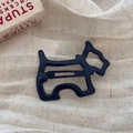 Nahaufnahme einer hohlblauen Haarklammer in Terrier-Form auf weichem Leinenhintergrund - Hohler Hund BB-Marineblau
