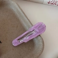 Gros plan sur la barrette en acétate violet translucide avec paillettes fines et pince - Rose