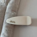 Macro-opname van crèmewitte acetaat haarklem met gouden Barrette La France gravure - Crème Wit