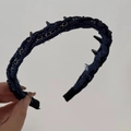Dettaglio di un cerchietto intrecciato blu navy con fili dorati e denti interni antiscivolo - Cerchietto a Catena Blu Marino