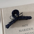 Dettaglio della molletta per capelli in denim blu scuro con fiocco nero e cuciture a contrasto - Molletta Marina con Fiocco