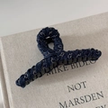 Dettaglio della molletta per capelli in denim blu scuro con accenti di fili dorati - Molletta a Catena Blu Marino
