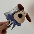 Dettaglio della molletta per capelli a cane in peluche con fiocco blu e texture argento - Cane con Grandi Orecchie (Forma Gromit)