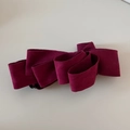 Gros plan détaillé sur la texture du nœud papillon multicouche en daim bordeaux - Rouge