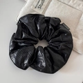 Détail du chouchou en simili cuir noir avec texture serpent et étiquette Fashion tendance - Noir