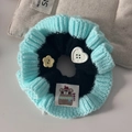 Détail d'un chouchou en maille bicolore avec boutons mignons et écusson d'ours - Style Bleu Clair Extérieur Noir Intérieur / Bleu Noir