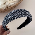 Nahaufnahme des schwarz-weißen Haarreifens mit Karomuster und rutschfestem Futter - Strukturierte Breite Version / Marine-Schwarz
