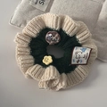 Détail du chouchou en maille bicolore avec bouton fleur jaune et étiquette d'ours mignonne - Style Vert Foncé Extérieur Beige Intérieur / Vert Beige