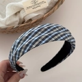Detailaufnahme des blauen Karomusters und des dicken gepolsterten Rands des Stirnbands - Strukturierte Breite Version / Blau
