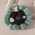Détail d'un chouchou tricoté bicolore fait main avec étiquette d'ours et boutons - Style Marron Foncé Extérieur Cyan Clair Intérieur / Chocolat Noir Et Vert Menthe