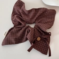 Dettaglio dell'elastico per capelli a scacchi marroni con bottone in legno - Quadretti Caffè - Stile Quadrato con Bottone in Legno