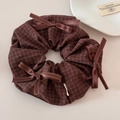 Dettaglio dell'elastico per capelli a scacchi marroni con fiocchi in raso lucido - Quadretti Caffè - Stile a Tre Nodi