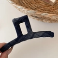 Dettaglio molletta per capelli in tessuto blu scuro con design rettangolare moda - Pinza dritta / Quadri Neri e Grigi