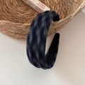 Gros plan d'un serre-tête en tissu écossais bleu et gris avec un design ondulé texturé - Serre-tête à Vagues Plissé / Serre-tête Plaid Gris - Marine