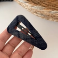 Dettaglio del fermaglio a triangolo in tessuto a quadretti grigio e nero testurizzato - Fermaglio per capelli BB triangolare / Quadri Neri e Grigi