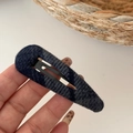 Dettaglio ravvicinato del fermaglio per capelli in tessuto a scacchi blu e grigio - Clip BB a Maglia Goccia / Quadri Neri e Grigi