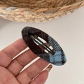 Detail van blauw-bruine geruite haarklem met een zachte wollen stof textuur - Ovale BB Clip / Blauw-Grijs Geruit