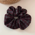 Détail d'un chouchou à carreaux bordeaux et gris avec une texture de tissu rétro - Chouchou / Grey Plaid Scrunchie - Red