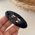 Macro di un fermaglio BB ovale in tessuto a quadretti blu e grigio, trama lana - Clip BB Ovale / Quadri Neri e Grigi