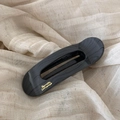 Détail de la barrette ovale avec texture marbre gris et lettrage doré Barrette La France - Barrette Grise (FJ892834)