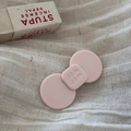 Détail de la pince à cheveux en acétate rose mat avec nœud minimaliste et gravure - Grand Nœud à Lettres / Rose