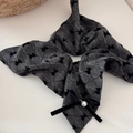 Dettaglio del fermaglio per capelli a scacchi grigi con fiocco in velluto e perla - Elastico con Fiocco Plaid