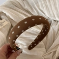 Dettaglio dell'elastico per capelli marrone a pois con trama in tessuto morbido - Cerchietto Pois Piccoli Caffè