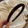Detalle de diadema de terciopelo marrón con oso de peluche y etiqueta dorada - Oso Flocado Banda Estrecha - Café